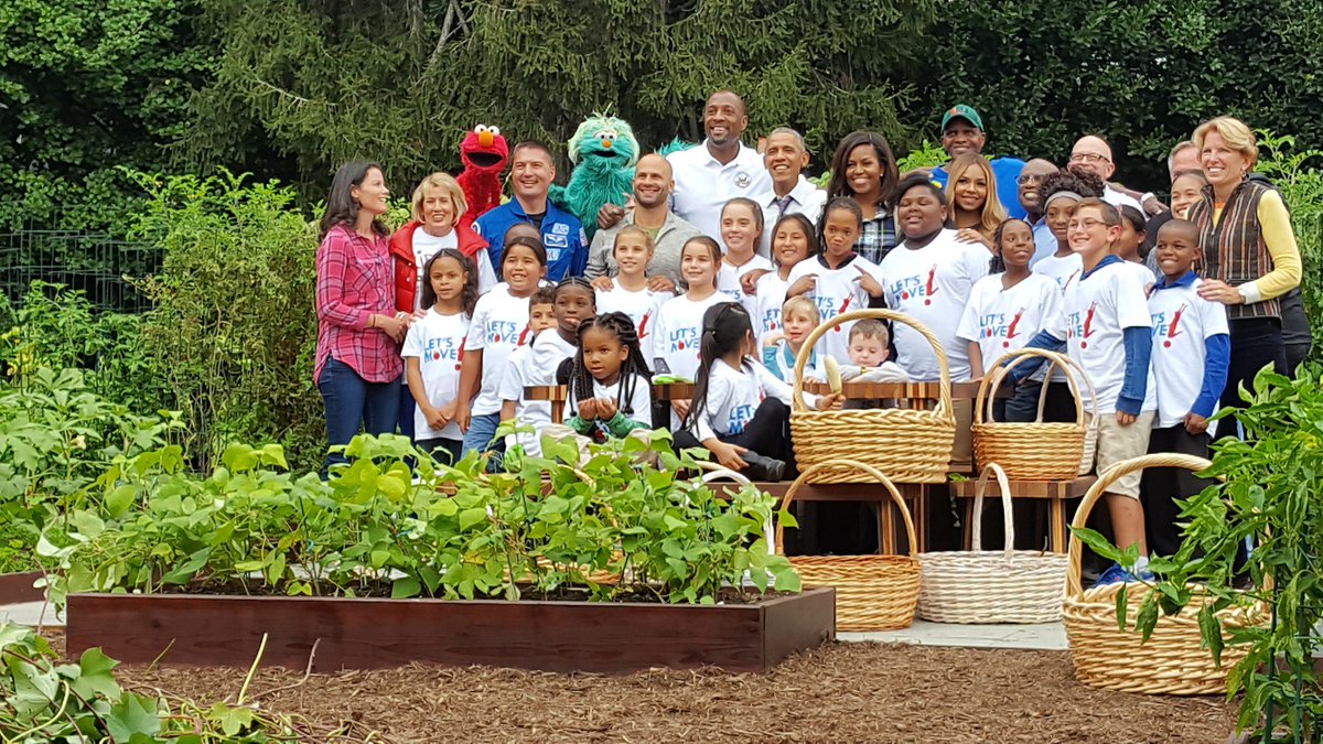 #eatrightPRO President-elect <a href="/DonnaMartinRD/">Donna S. Martin</a> joined <a href="/FLOTUS/">First Lady Melania Trump</a> &amp; <a href="/POTUS/">President Donald J. Trump</a> at White House this week for fall harvest! #kidseatright #LetsMove
