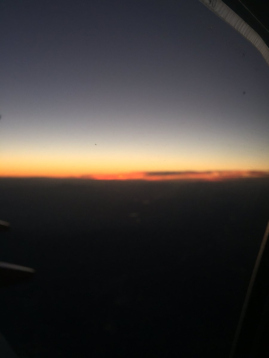 Carlee_Gilbert's tweet photo. A beautiful sunrise from the plane to start my weekend back home ⭐️ https://t.co/ygLXrRvEuk