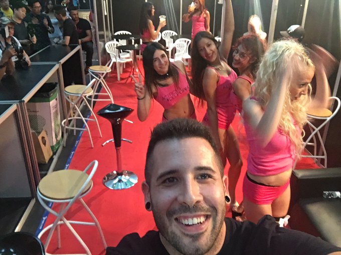 Aqu&iacute; estamos el segundo d&iacute;a del @SALONEROTICOBCN con el equipo de @actricesdelporn https://t.co/D6ol<a class="tags" target="_blank" title="On Twitter" href="/?out=eyJ0eXAiOiJKV1QiLCJhbGciOiJIUzUxMiJ9.eyJpYXQiOjE3MjM1MjM5MTYsImlzcyI6InR3cG9ybnN0YXJzLmNvbSIsIm5iZiI6MTcyMzUyMzkxNiwiZXhwIjoxNzU1MDU5OTE2LCJyZWRpcmVjdF91cmwiOiJodHRwczovL3R3aXR0ZXIuY29tL1NBTE9ORVJPVElDT0JDTiJ9.B-wyR9nrcYC5hD7YbggX1xvX2AXWQiEbaRZg6YJHrwG488JCnz17CQhucZdI45ll2tT3JnMBMqvdBDXK7qDO0w">@SALONEROTICOBCN</a><a href="/tag/hotgirls"class="tags"><span>#hotgirls</span></a><a href="/tag/pornlife"class="tags"><span>#pornlife</span></a>