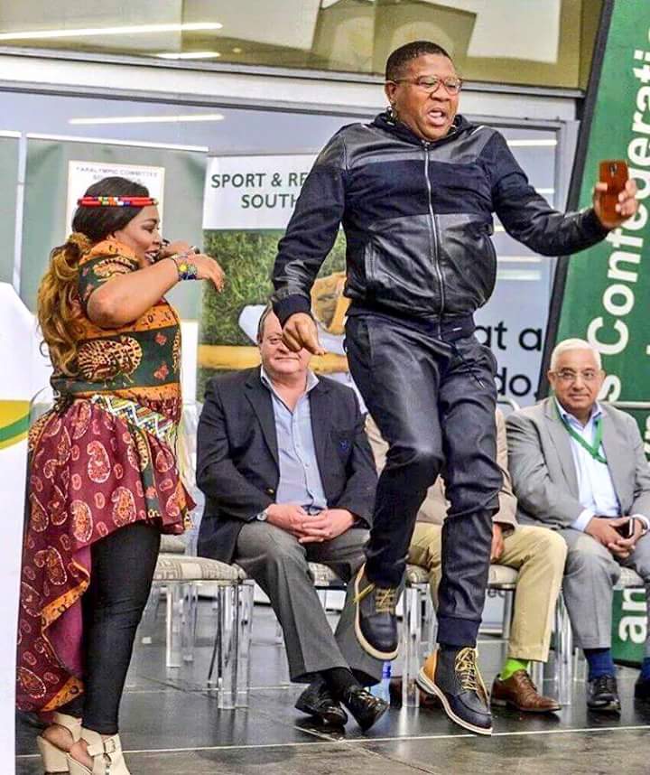 Siphochirwa32's tweet photo. @djsdunkero #sigiya nge ngoma @SHABBISTO #adsfridaymix @ligwalagwalaFM https://t.co/a0jillcFDb