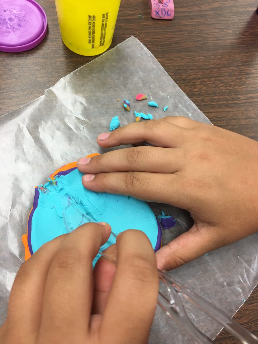 KParrTeach's tweet photo. Carving Canyons to find sediments! @NISDElemScience @OakHillsTerrace #OHTStrong #OHTProud #inquiry https://t.co/yoQWpJbYZF