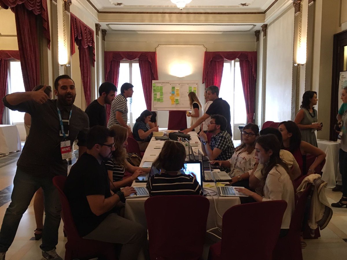 AngelBuigues's tweet photo. Trabajando junto a 60 cerebros en plena ebullición en #ResetWeekend. Esto es #culturaemprendedora en esencia. https://t.co/s3Ufs4eLRs