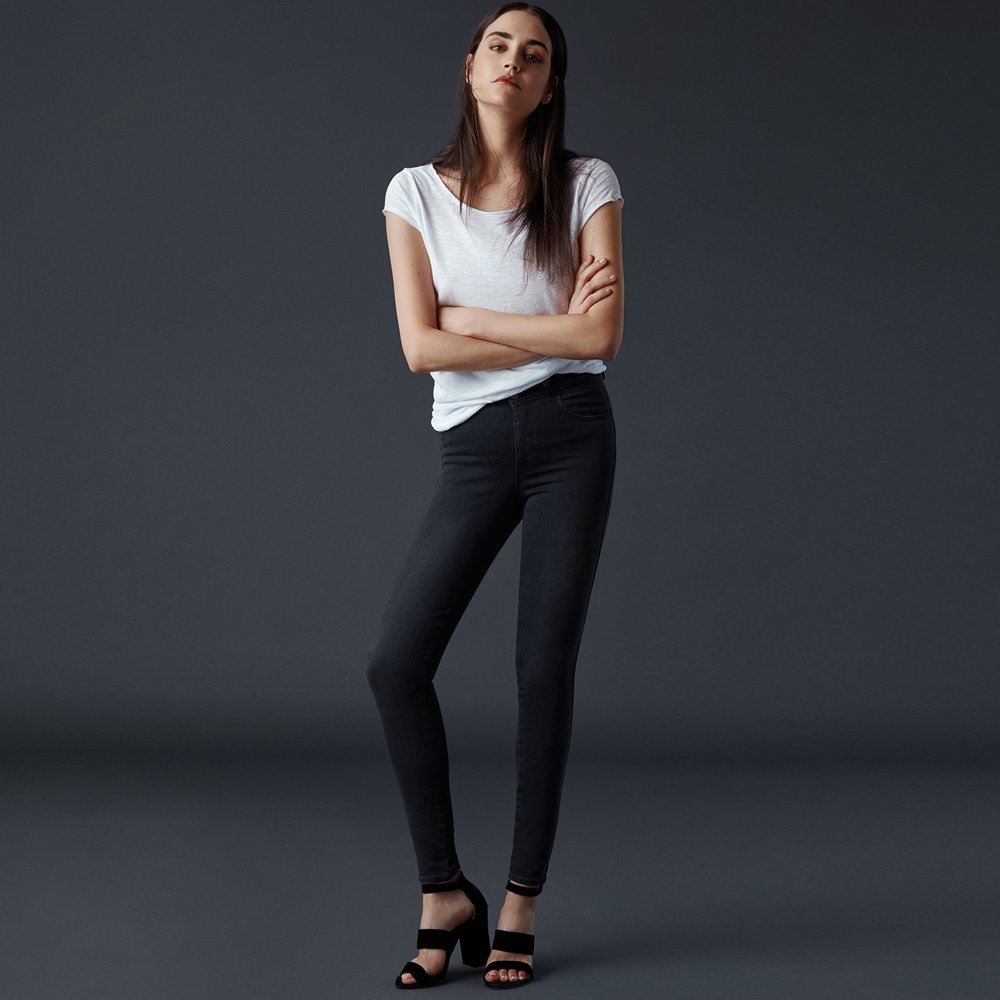 The easiest, the #coolest pieces!
Black jean, white shirt. 👌