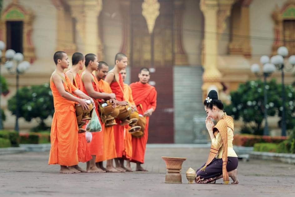 How to tastefully get involved in food offerings for Buddhist monks in Vientiane, Laos ow.ly/7cW8304WZUa #traveltips #Laos