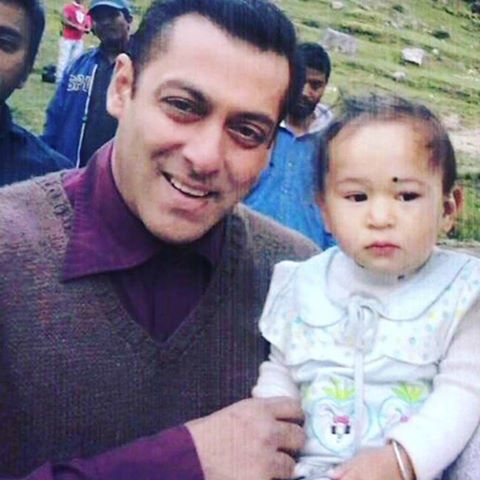 SalmanKFC_'s tweet photo. . @BeingSalmanKhan is all smiles as he poses for a picture with a baby on the sets of #Tubelight in Manali. #SalmanKhan https://t.co/BlgLd10AvP