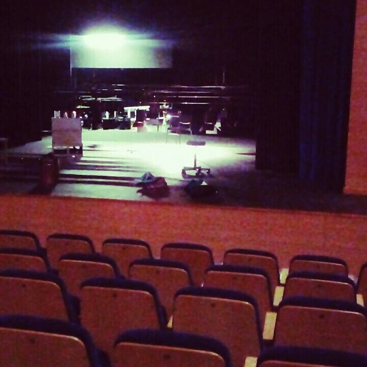 !*@ Hoy #Versus toma el Teatro Villa de Mairena. 21h. Una revolución improvisada. Humor e impro desde Madrid #&amp;