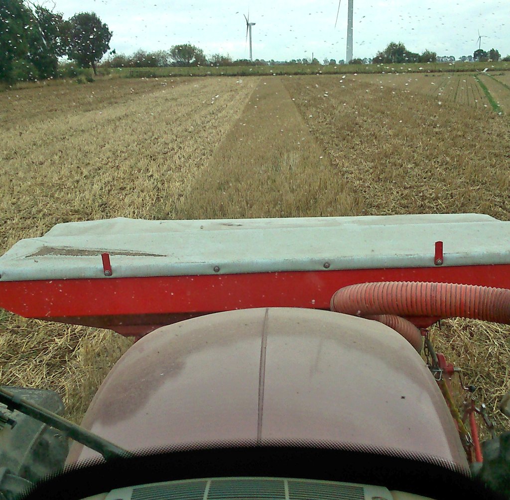 RBoldan's tweet photo. 2nd wheat Belepi into chopped straw with the #Metflow. A few pellets in the furrow and a little something to help it along. https://t.co/5BR0WmmALR
