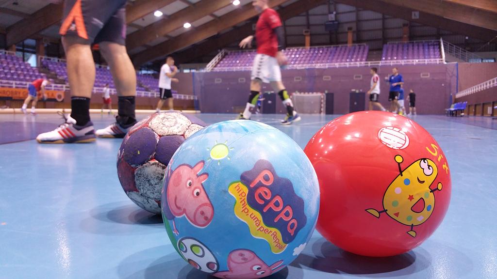 chrobryhandball's tweet photo. gramy #bezkleju / testujemy nowe piłki 😂 https://t.co/mHRuXIYabp