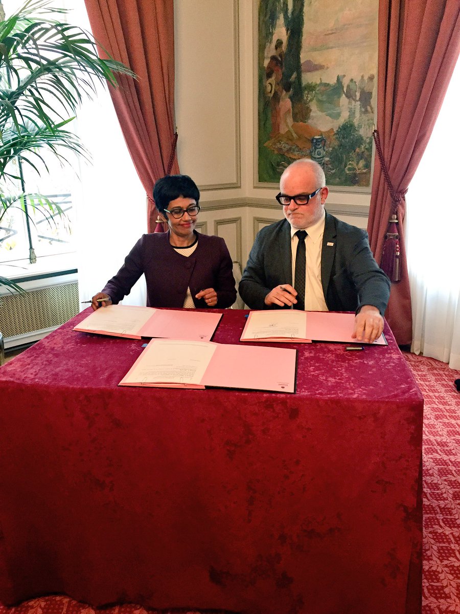 ebareigts's tweet photo. Très heureuse de signer la convention @CEMEAFRANCE, renouvellement d'un partenariat d'avenir #OutreMer #formation #education #jeunesse https://t.co/NSgRTQFpjA