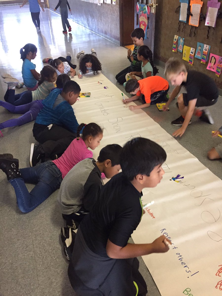 MsKallertEDU's tweet image. 2nd graders making a banner all about RESPECT! #weeworktogether #weekofrespect @MsKolanoDWS @AnnaRudowsky @ZywickiR @WeehawkenTSD