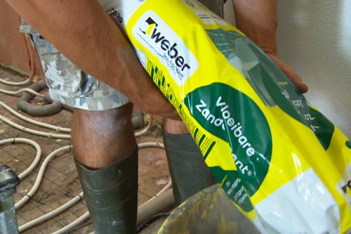 BouwTrainingen's tweet photo. Zaterdag @rtl_ehet werkt Thomas met #Weber Vloeibare ZandCement®! Ook benieuwd hoe makkelijk dit werkt? 18.15 uur! https://t.co/ngjzZyGrGS https://t.co/iRVD9scWs7