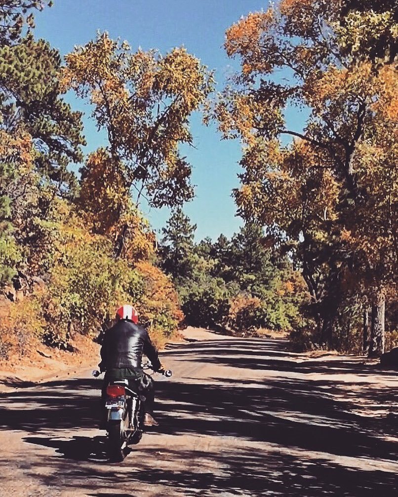 boulderstmoto's tweet photo. Leaf peeping.
.
#coloradosprings #cb350 #caferacer #cafeculture #vintage #builtnotreliable #vintagemotorcycle #fall… https://t.co/HtK5JLsxBs