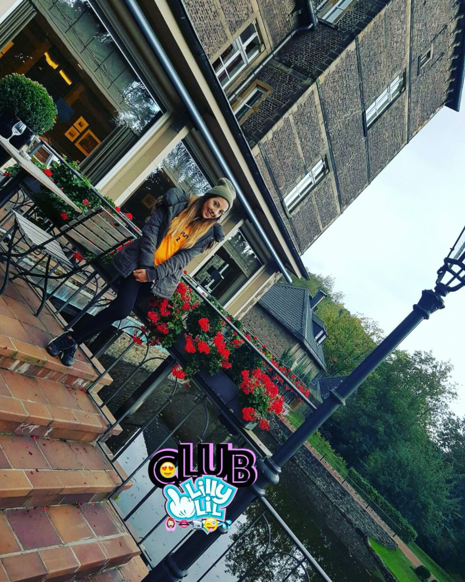 ClubLillyLil's tweet photo. Lecker essen im Schloss ππΈπ°
============
#sowsfeches #girlnextdoor #smile #schloss #castle #food #hungry https://t.co/91iz7Yu1MF