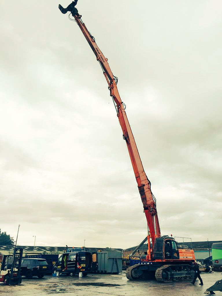 HESEnterprises's tweet photo. Another machine sold!!! Big burtha heading to #Altrincham hospital. @MarketHouseAlty Hope she arrived to site easily enough 😰 #tightsqueeze https://t.co/2QTkr1sTuw