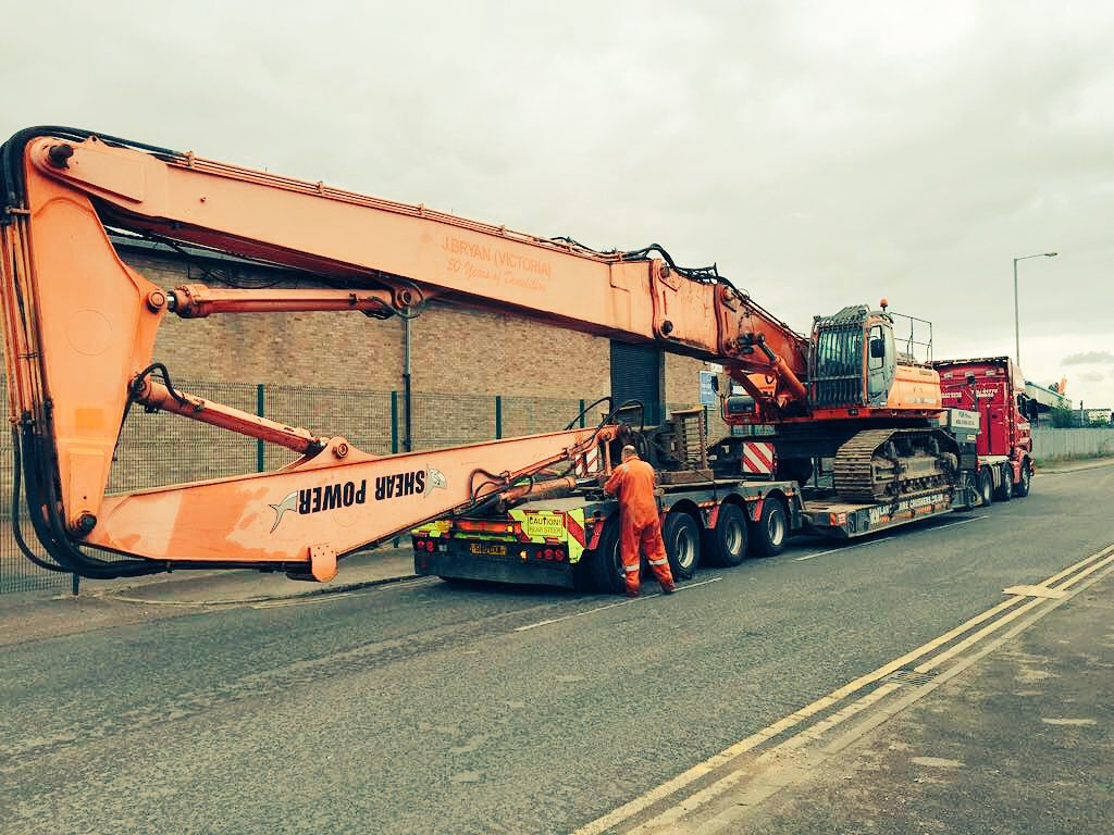 HESEnterprises's tweet photo. Another machine sold!!! Big burtha heading to #Altrincham hospital. @MarketHouseAlty Hope she arrived to site easily enough 😰 #tightsqueeze https://t.co/2QTkr1sTuw