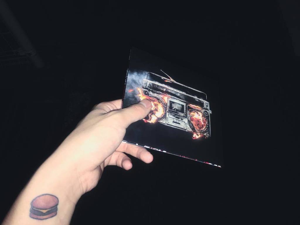 ourboi_isyours's tweet photo. CDも買えたぜレボリューションレディオ🔥📻
ずっと聴いてるけどほんとにグリーンデイは最高ずっと
#greenday #revolutionradio #revrad #bangb… https://t.co/bIty6tjU8B https://t.co/iUjZr4ZKDW