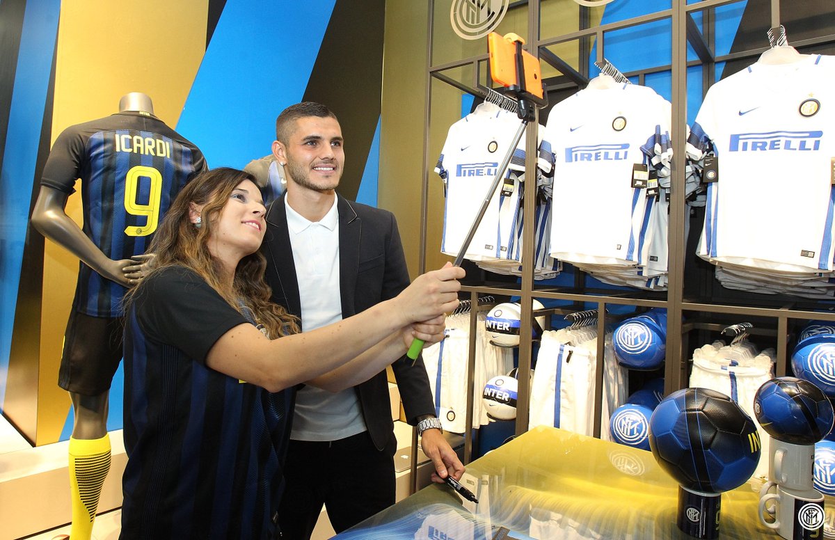 Inter's tweet photo. 📷 Dalla sede all'Inter Store Milano, la giornata di @MauroIcardi 👉 https://t.co/9OKZdFzVF8 ✒️ 2⃣0⃣2⃣1⃣ ⚫️🔵 #ForzaInter #FCIM https://t.co/UaJ70mOhQv