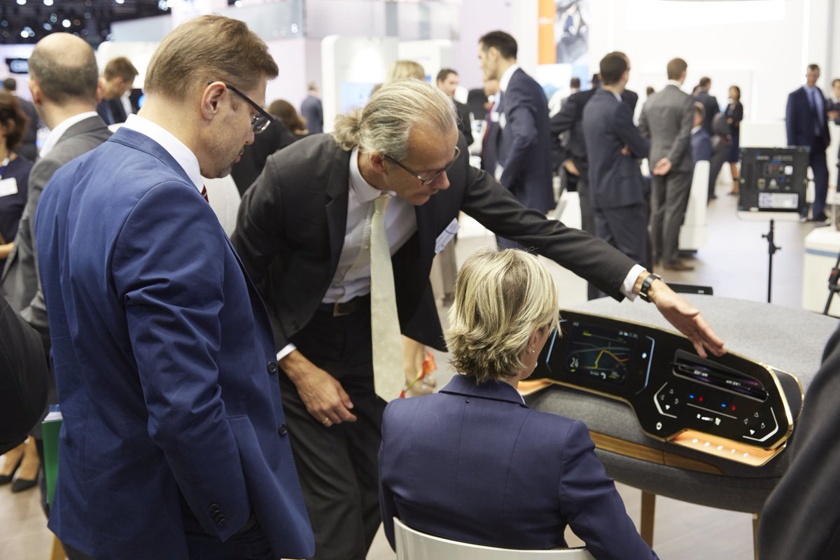 forviagroup_'s tweet image. The #instrumentpanel includes a complete #digital instrument-cluster #display &amp;amp; an #electronic version of Faurecia’s DecoVent #SmartPebbles