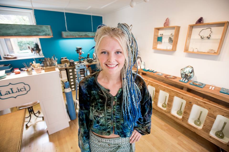 We spraken met goud- en zilversmid Lisa Wijmenga (26) over haar werk en nieuwe atelier LaLici in de Nieuwesteeg. bit.ly/2dkkKy0