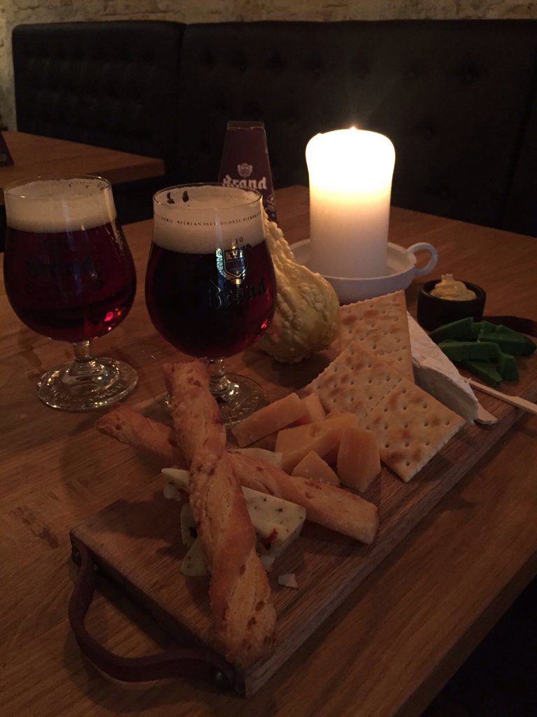 Even genieten van je weekend. 2 bokalen Brand Dubbelbock met een heerlijke kaasplank van Lekker1890 voor maar €12.50