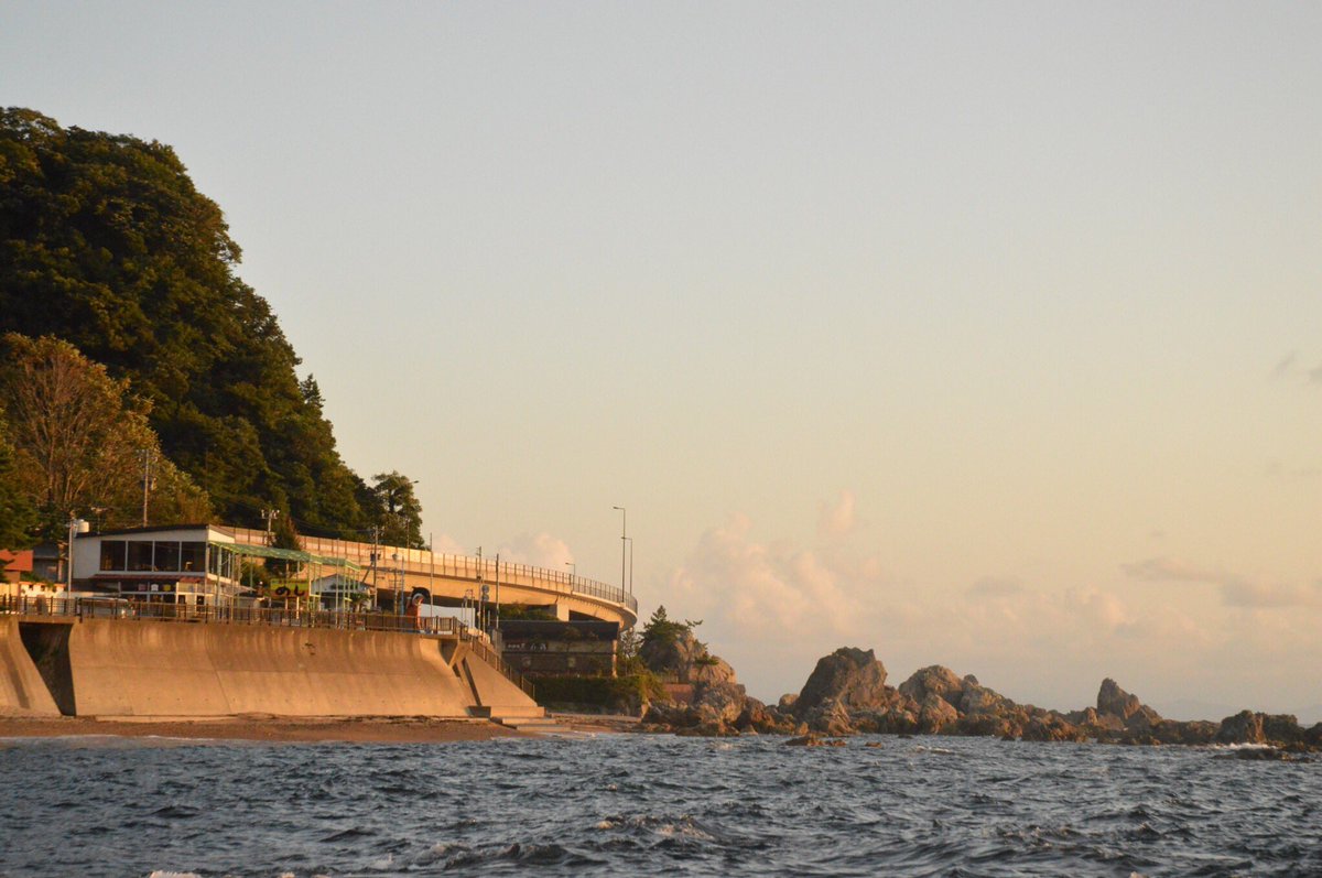 信号機 海辺のしけた花火とか 干上がった海藻とか 探しながら歩くけれど 探していたものは みつからなくって 写真好きな人と繋がりたい ファインダー越しの私の世界 写真 カメラ 浅野いにお うみべの女の子 海 Photography キリトリセカイ