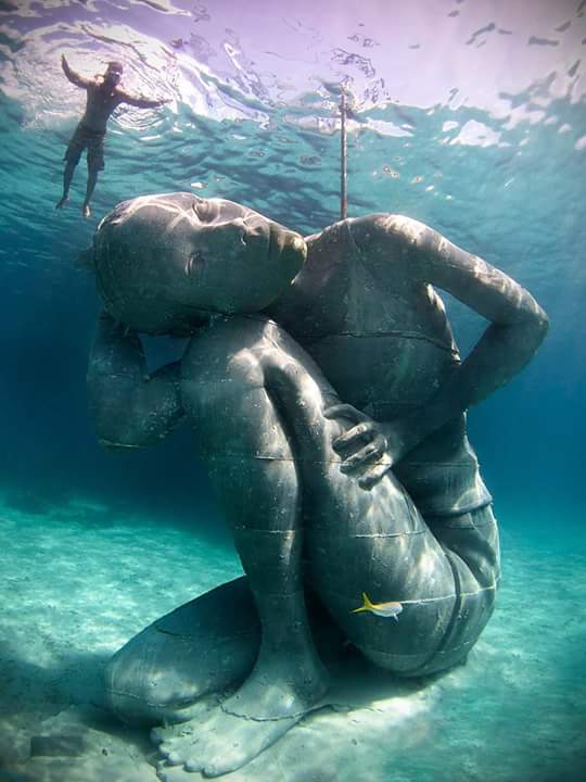 Estatua Submarina 
Mide 5.5 metros y pesa 60 toneladas.
#Bahamas 
#Nassau 
#AtlasDelOceano 
#Buceo

#JasonDeCairesTaylor