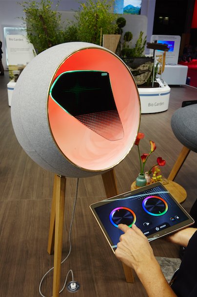 forviagroup_'s tweet image. Faurecia's #DecoLight on #SmartPebbles can be integrated between the #instrumentpanel &amp;amp; the door panel to provide backlighting effects