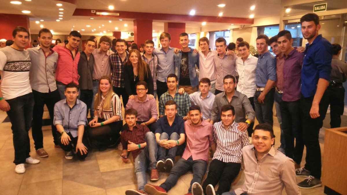 AgrupBacumba's tweet photo. "La banda de la hidro" copo barilocheeeeeeee!! Un recuerdo inolvidable. https://t.co/JTs3gEOYfR