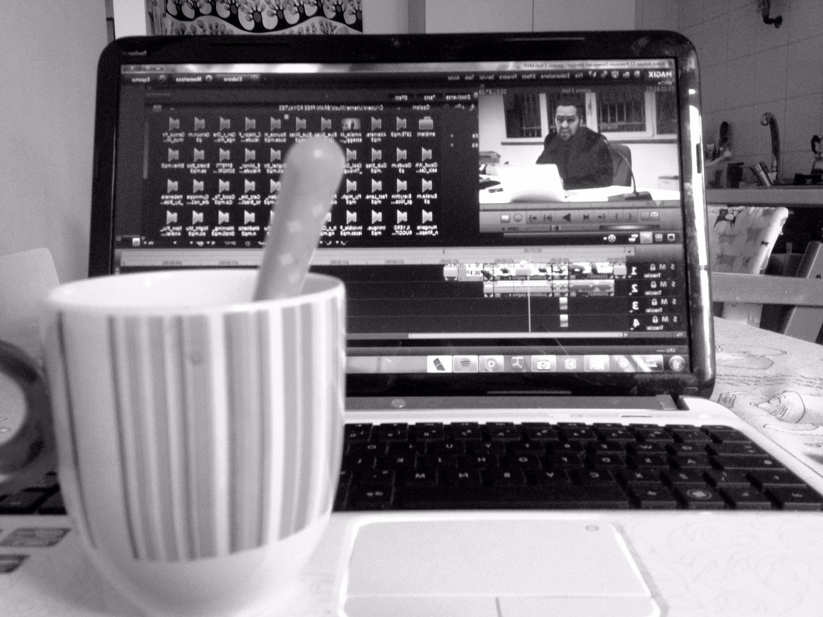 LaMarchesa13's tweet photo. Con pazienza e tanto caffè si monta il promo n°1 per #DRAGALIEINTOUR #novembre2016 #teatro #varietà #performancedrag #cabaret https://t.co/jfeLEwl7JF
