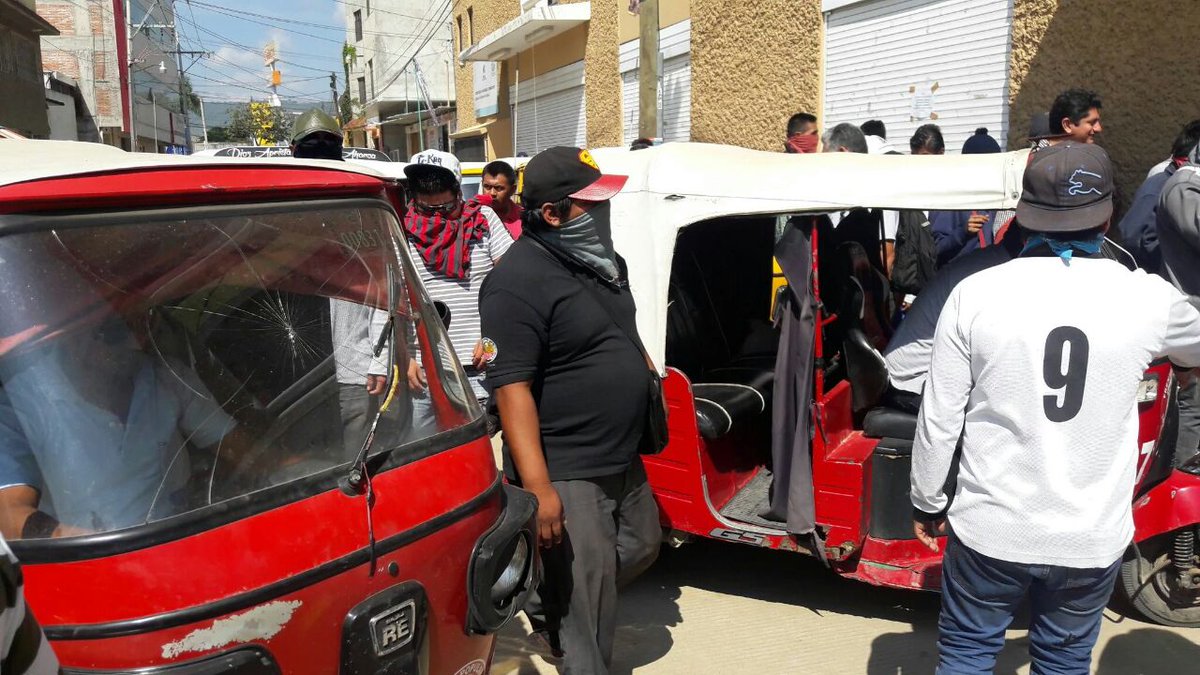 sofyvaldivia's tweet photo. En @SEVITRA_GobOax mototaxistas. Los reportan agresivos. Son de la zona norte #Oaxaca #MetropoliOax vía #NotiVerde https://t.co/jiqwHB5pPR