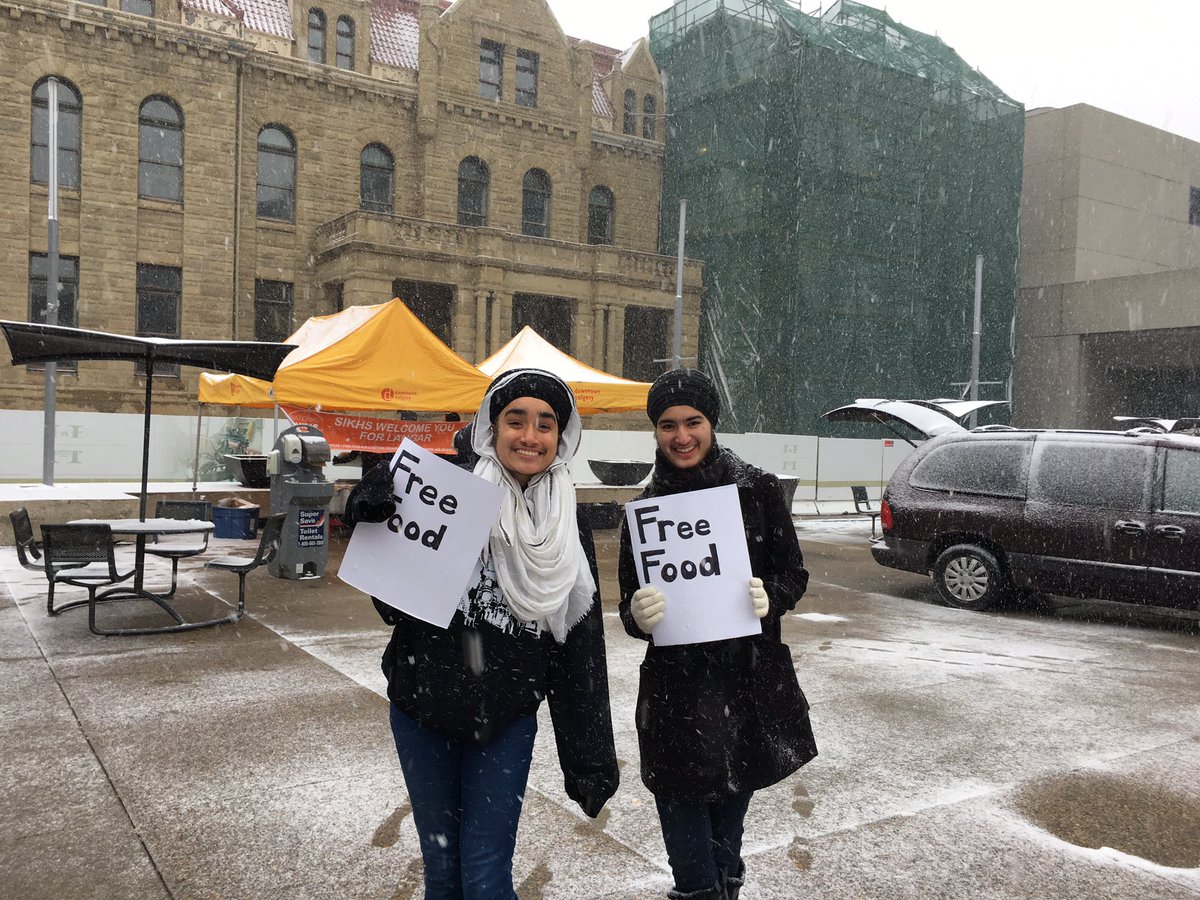 CanadianCMF's tweet image. Love the spirit of @calgarysikhs outside of #yyc city hall right now. Come get free food for langar! #multiculturalcanada #yycevents