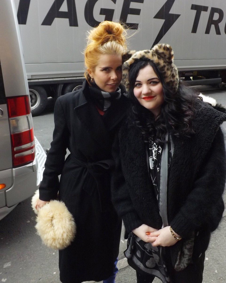 HandDrawnWorld_'s tweet photo. #FBF to 2013 + unintentionally matching furry accessories with #PalomaFaith at her #FallToGrace #tour in #Manchester 🐯🎤📀@Palomafaith #music https://t.co/d6hMoFzTgv