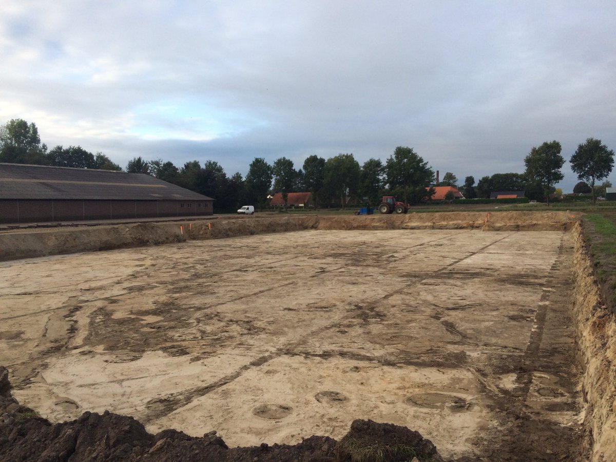 evert_wind's tweet photo. Gat gegraven voor nieuwe ligboxenstal bij VOF Sloesarwij in de Krim. Veel succes toegewenst. Bouwbedrijf vd Linden Mill @AgrifirmExlan https://t.co/ZcbBbkWHNm