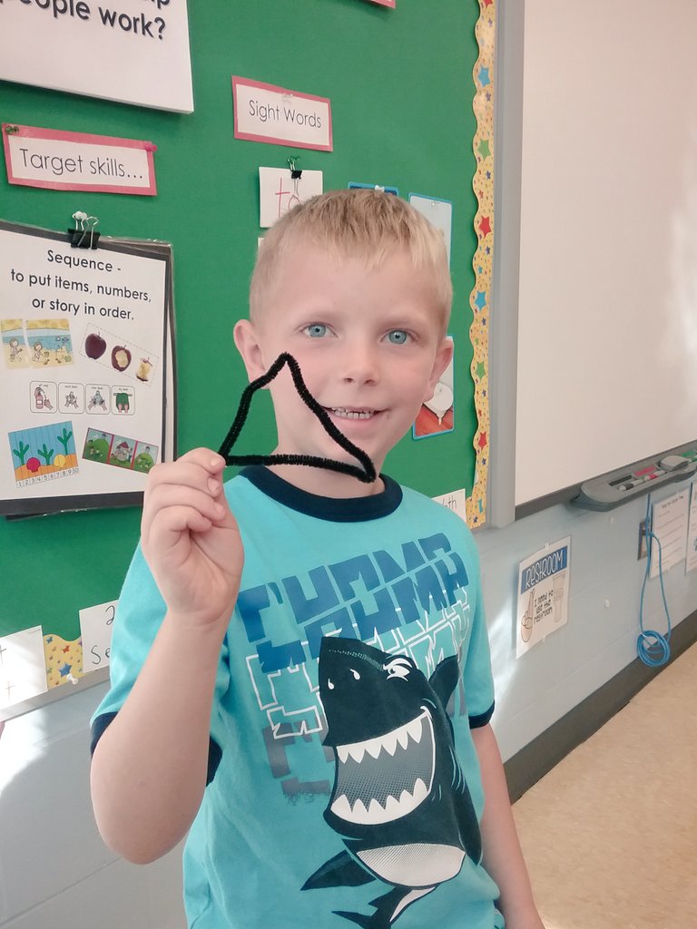 MrsNicoKdg's tweet photo. Using pipe cleaners to practice our shapes! Kindergarten is fun and so is Math!#Wtkdg #KdgMath https://t.co/VX9lMlKeni