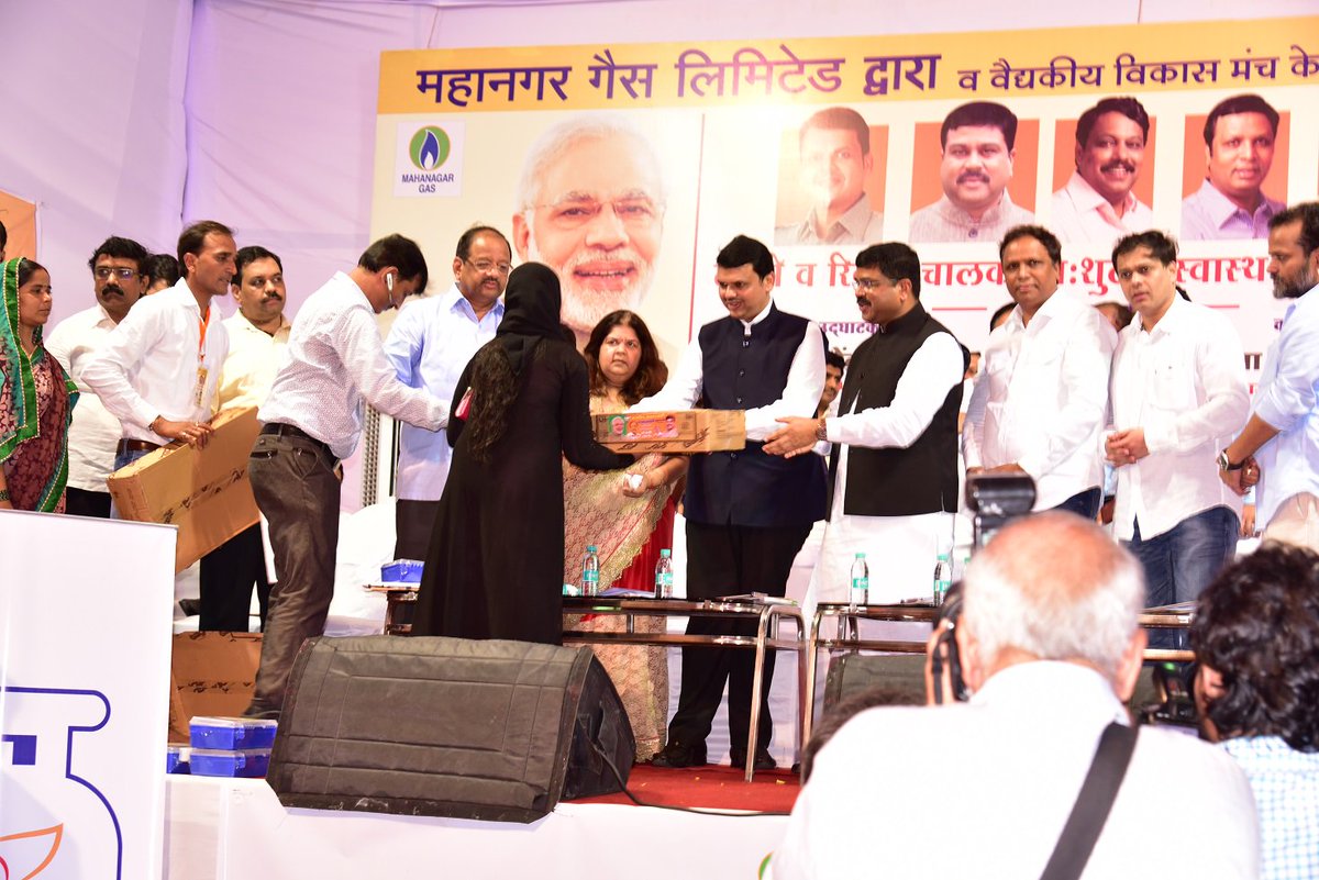 BPCLimited's tweet photo. Distribution of LPG Connections under the #PMUY at Goregaon, Mumbai. @dpradhanbjp @Dev_Fadnavis @PetroleumMin https://t.co/dc2UVokmkO
