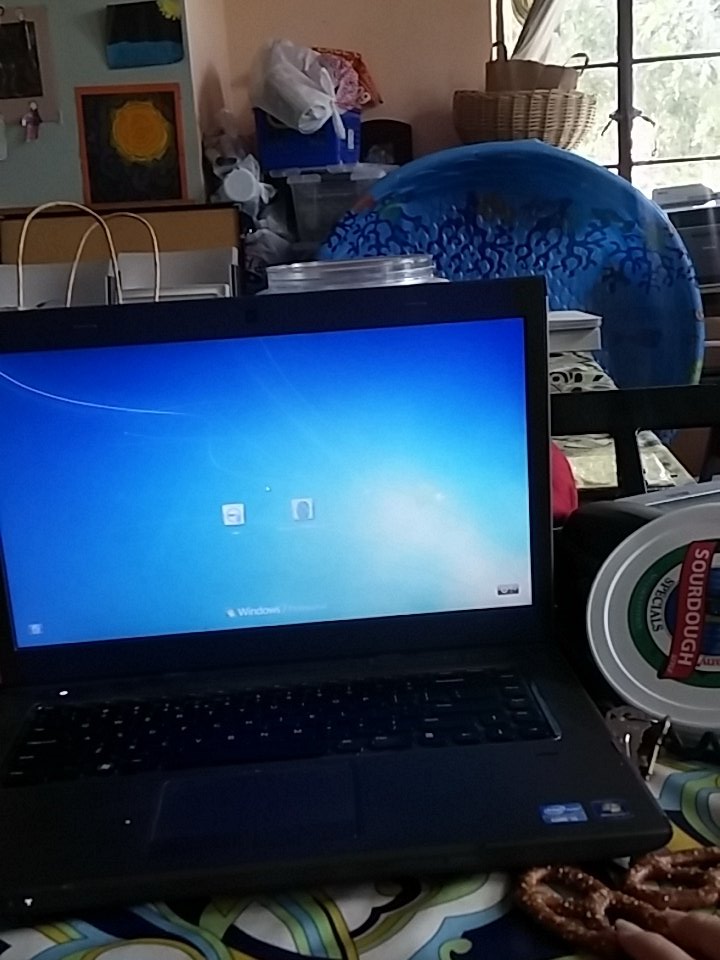 abaprod's tweet photo. slept through alarm, got to work late, and now eating pretzels for breakfast. #cntv101 #life https://t.co/9O7sJrH112