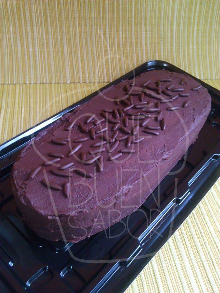 Mejorando un clásico: panqué de vainilla relleno con mermelada de fresas y crema, cubierto con chocolate 66% cacao.