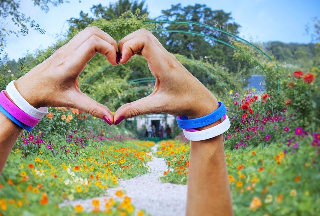 LancomeUSA's tweet image. Share your hand heart image using #LancomeLovesStJude and we donate $1 to @stjude (Up to $10K).