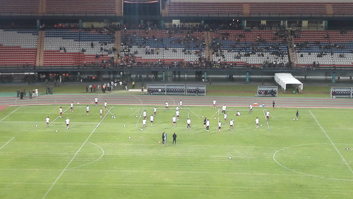 CiroVaquiro7's tweet photo. Ahora hacen un Fútbol tenis en 3 canchas muy cerca de la afición. #Vinotinto https://t.co/lB3db2anWu