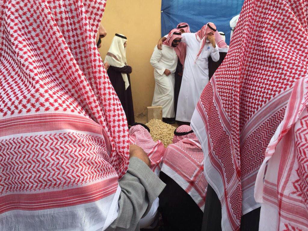 ksA__002's tweet photo. ⠀  ⠀ 
      ⠀  ⠀         رسالة لـ قبره
 واللي خلقني من الطين إني قوية
 لكن غيابك كسرني💔
#عبدالله_بن_عبدالعزيز 

 #للشخص_اللي_فبالي https://t.co/Q9UW9nz2at