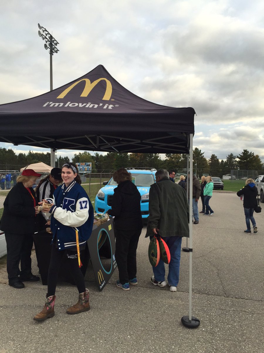 tashpoint_0h's tweet photo. All smiles when the #MichTeam and Kalkaska Street Team were at the @KHS_Blazers game!!@McDonalds_MI https://t.co/O8tMG0whRH