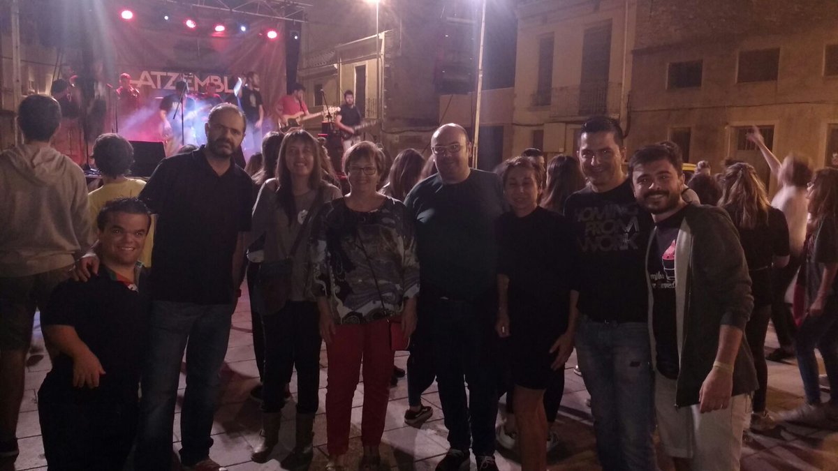 DianaBelliure's tweet photo. Concertàs d'@HEREUSOFICIAL i @atzembla a #Almassora! #Roser2016 https://t.co/sfZphUnQyk