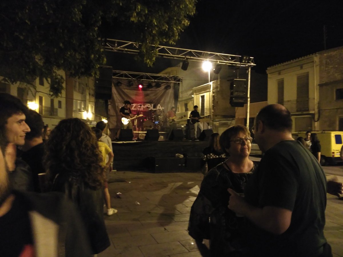 DianaBelliure's tweet photo. Concertàs d'@HEREUSOFICIAL i @atzembla a #Almassora! #Roser2016 https://t.co/sfZphUnQyk