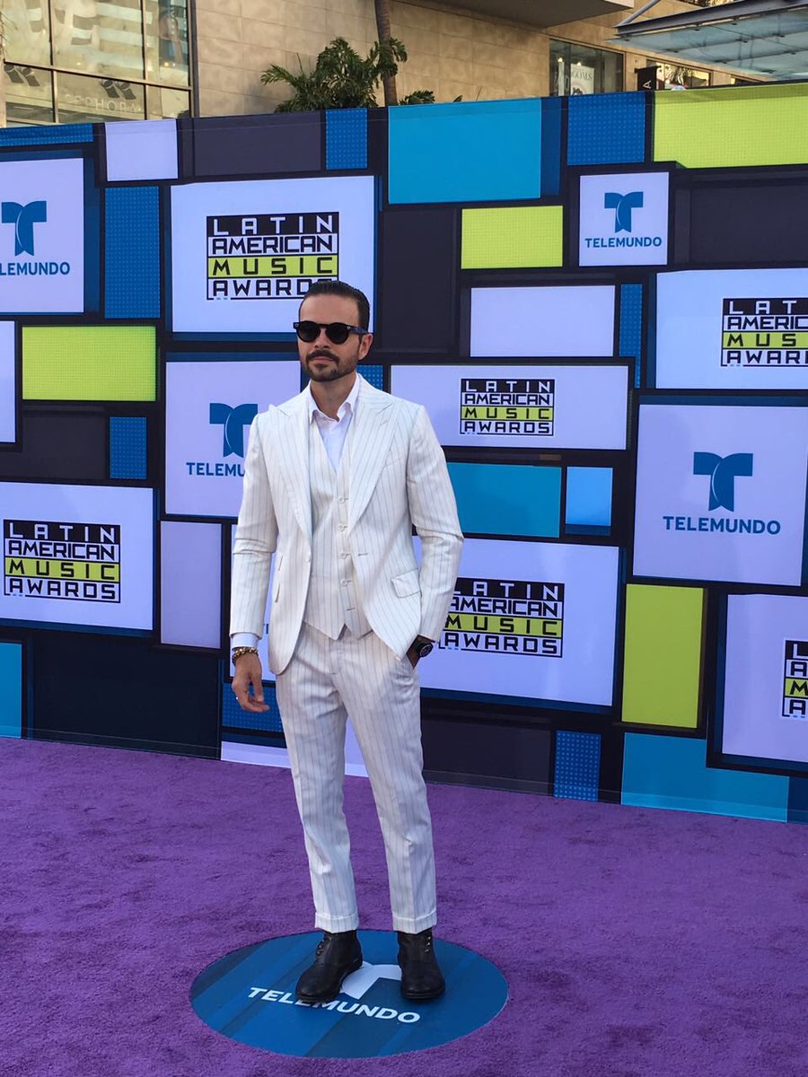 Ayer en la alfombra de los #LatinAMAs con un traje de <a href="/CasablancaAtl/">Casablanca Atelier</a> <a href="/Telemundo/">Telemundo</a> 🤘🏻