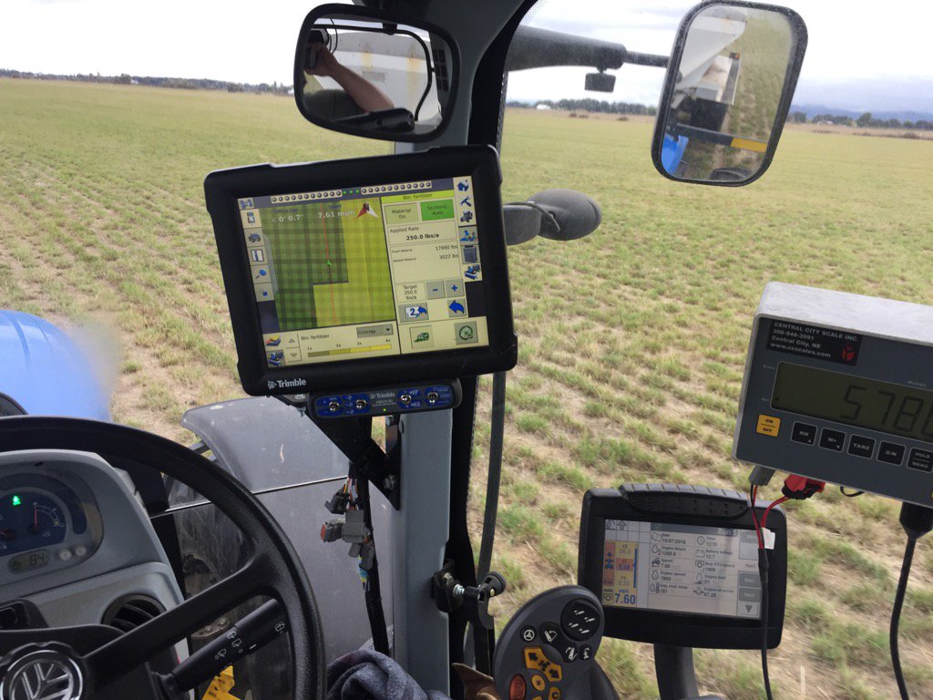 BashawSeed's tweet photo. From an @adopt_a_farmer classroom visit back to the field in 20 minutes. #OrAg #Fertilizing https://t.co/dR8OfrASPC