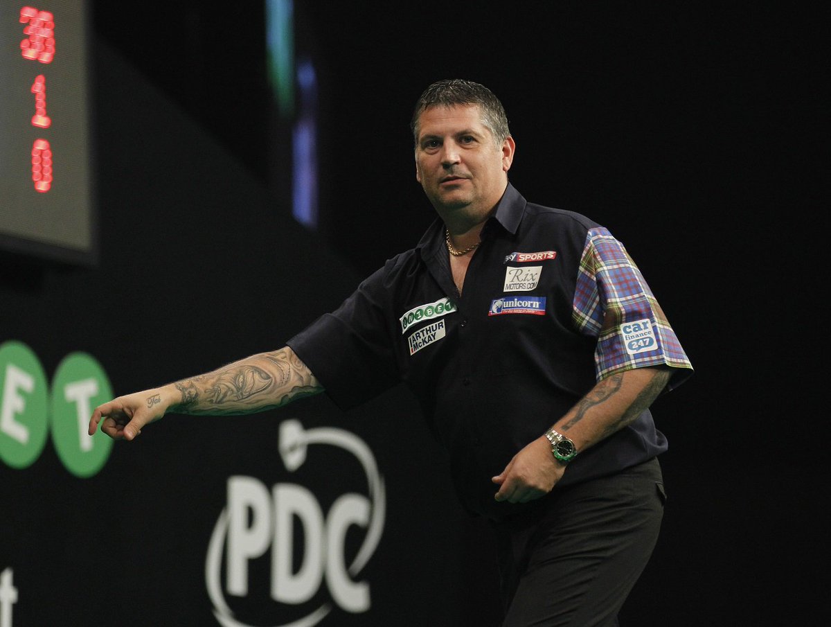 livedarts's tweet photo. 🇮🇪 UP NEXT: @GaryAnderson180 takes on @Raybar180!

RT for Anderson, LIKE for Barney!

Preview >> https://t.co/1BuscuEby2 https://t.co/DClrjRYqTC