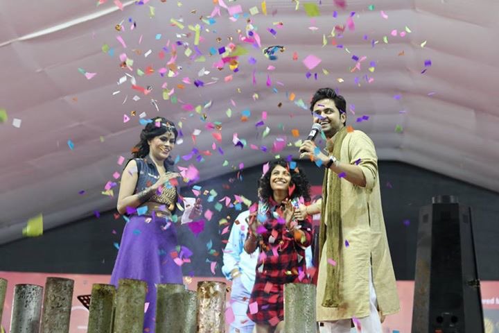 KMS_TheMovie's tweet photo. #Ahmedabad ni #Navratri!!
@divyangrt @Manasirachh1 @PanoramaMovies #KhaattiMeethiSetting #Garba #Dandiya https://t.co/nOsiC7RWCw