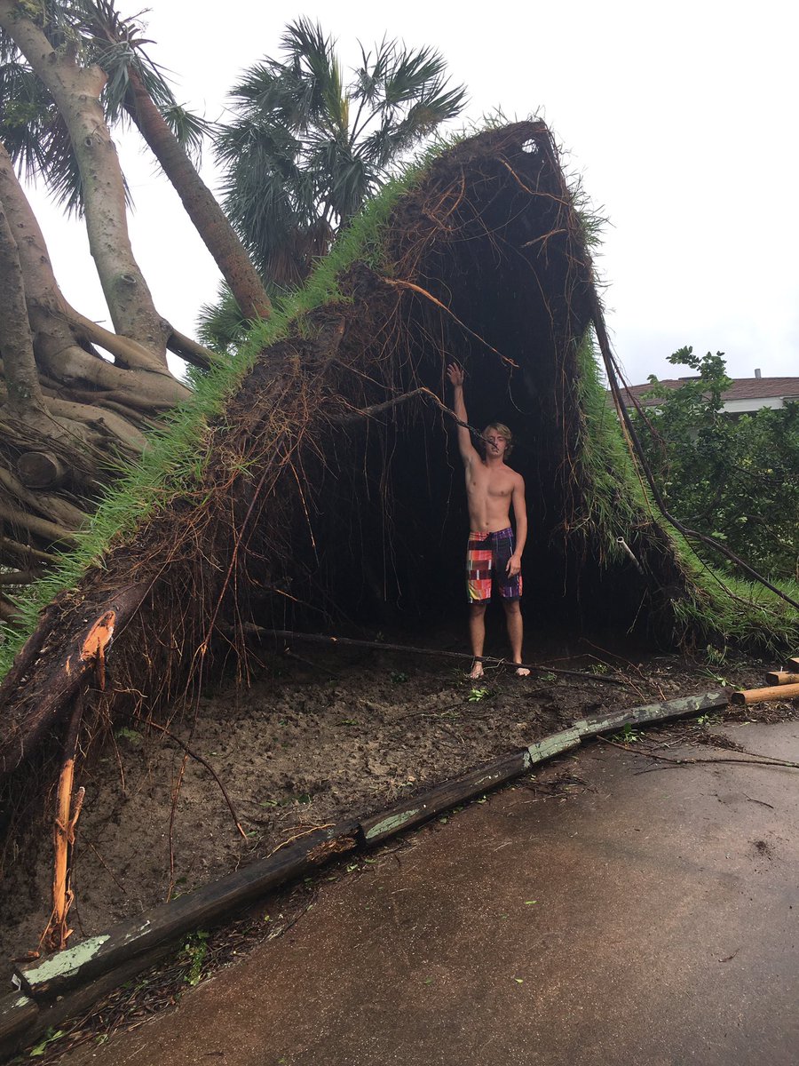 jakerobinson97's tweet photo. Welcome to the underworld #HurricaneMatthew https://t.co/7Dn46gUNUe