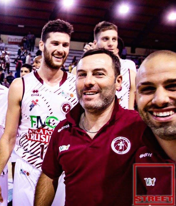 BasketFerentino's tweet photo. Anche noi aderiamo alla #giornatamondialedelsorriso, sperando che durante la stagione avremo diversi motivi per sorridere insieme! #AMAranto https://t.co/1BBpKrdzlv