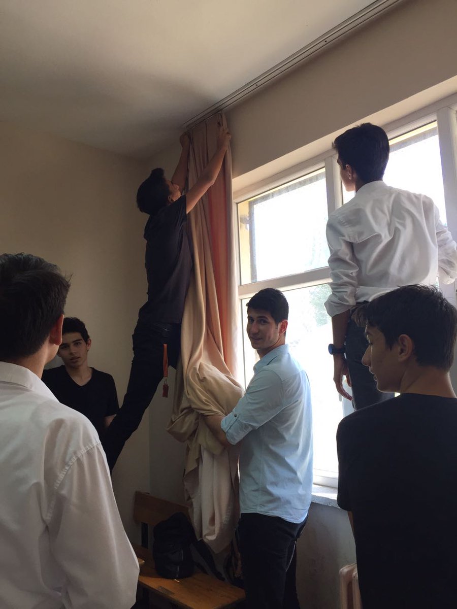 Bugün Hacı Şakir Orta Okulu'nda okuyan arkadaşlarımız için kendi imkanlarımızla korniş ve perde taktık. Jön çalışıyor #ikljön